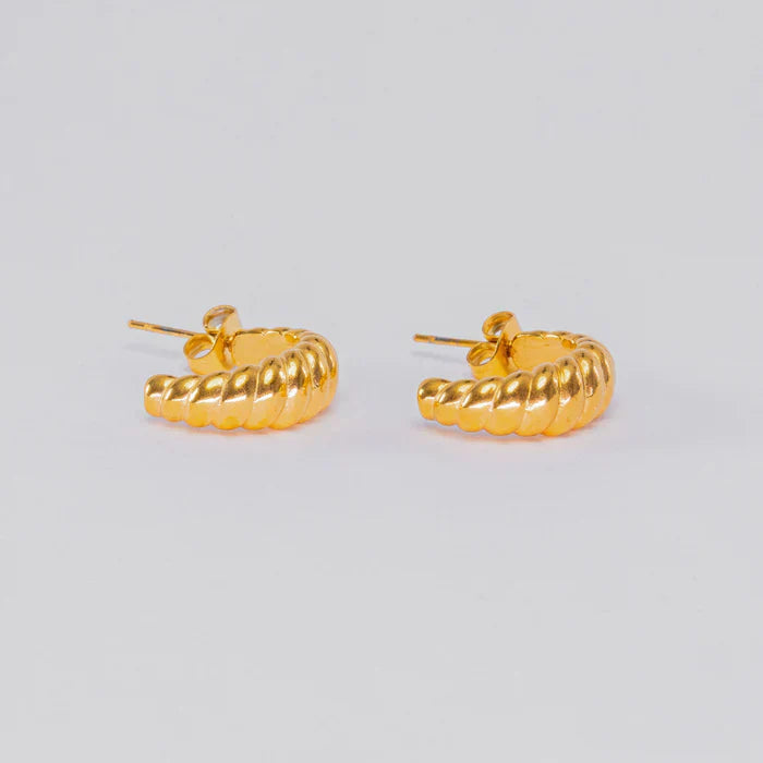 クレセントフープピアス